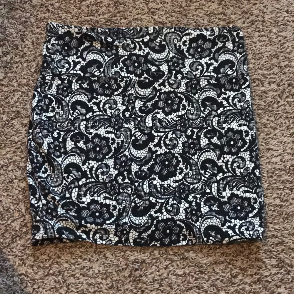 Wet Seal black and white design mini skirt